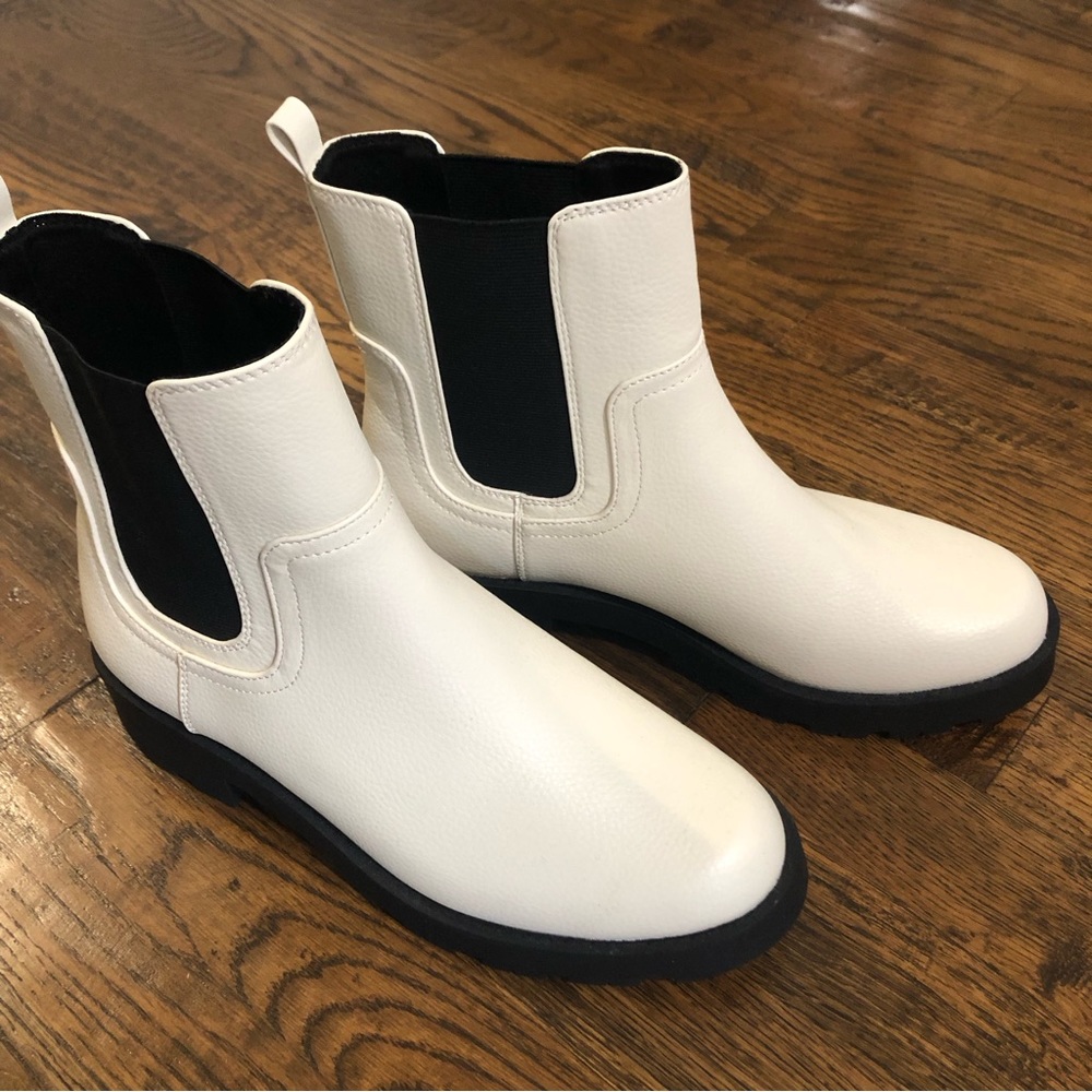 Old Navy Chelsea Boots White Pull On Lug Combat Size 9 New